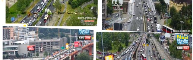 NEVEROVATNE GUŽVE NA BEOGRADSKIM ULICAMA, A PALA JE SAMO OBIČNA KIŠICA: Krkljanac na svakom koraku, duge kolone otegle se unedogled (FOTO)