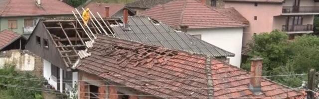 Snažno nevreme napravilo haos na jugu Srbije: Jak vetar nosio krovove i čupao drveće, nestala i struja (VIDEO)