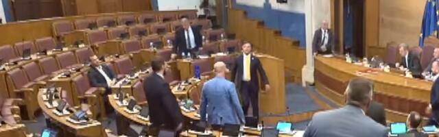 "NAJVEĆA SI BITANGA U PARLAMENTU!" Pogledajte kako se ministar ZALETEO na Milana Kneževića u prenosu sednice Skupštine CG: Poslanici skakali da spreče tuču!