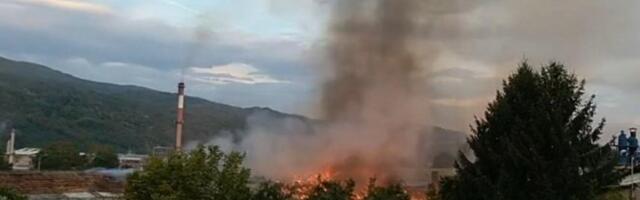 POŽAR U PRIJEVORU ZAPRETIO KUĆAMA I ŠUMI! Gust dim se širio selom, na sreću usledila je BRZA REAKCIJA VATROGASACA