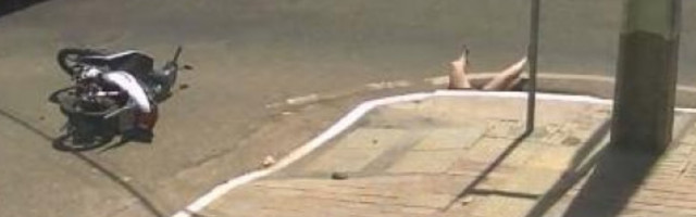 Prvo je udario automobil i srušio sa motora, onda je počela da se kotrlja niz ulicu, a onda je sve postalo mnogo gore! (VIDEO)