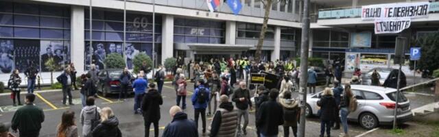 NASTAVLjA SE TEROR ISPRED RTS-A: Blokaderi dovukli kontejnere i metalne ograde, jutarnji program otkazan