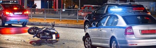 POGINUO MOTOCIKLISTA U BEOGRADU! Stravičan sudar kod Plavog mosta: Smrskani i motor i automobil!