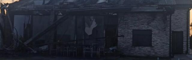 Požar progutao dve kuće, osam svinja i psa, povređen vatrogasac