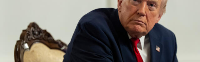 NOVI BOŽIĆNI PORTRET DONALDA TRAMPA DIGAO PRAŠINU: Svi gledaju samo u jednu stvar - šta se dešava sa njegovom rukom? (FOTO)