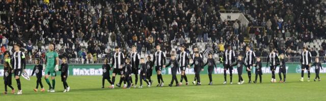 PARTIZAN DOVEO SKORO 10.000 GLEDALACA! Borba za prvo mesto važnija od hladnoće (FOTO)