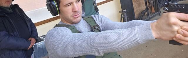 Srpski MMA borac rešetao mete na strelištu, pa se obratio rivalu: “Poljubac u slepoočnicu na Dan zaljubljenih”