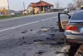 STRAVIČAN PRIZOR KOD UMKE! Nakon žestokog sudara 3 vozila delovi razbacani po putu, objavljen jeziv snimak! Više ljudi povređeno u teškoj nesreći (VIDEO)