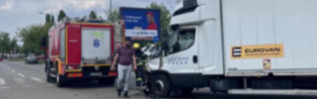 Je li moguće? Vatrogasci upalili rotaciju i krenuli na teren, kada je naleteo kamion - nezgoda u Novom Sadu (FOTO)