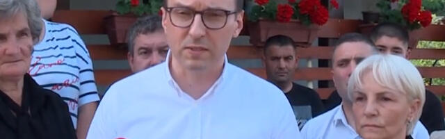 Petković u Vučku obišao porodicu sa Kosova: Pozvao sve interno raseljene da glasaju 7. juna (VIDEO)