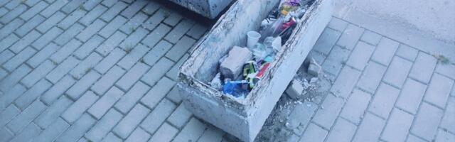 Leskovačke žardinjere procvetale smećem