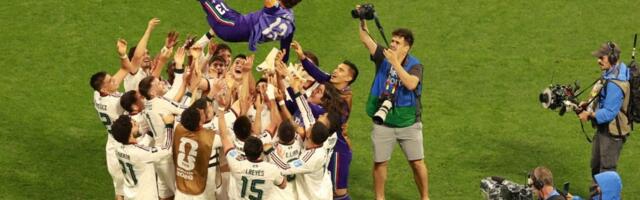 Meksikanac, rame uz rame sa Mesijim i Ronaldom, završio duel na rukama svojih saigrača