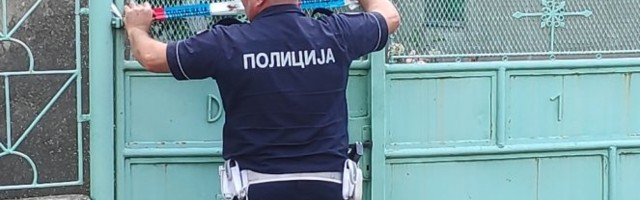 ĆERKA ZVALA MAJKU, PA OTIŠLA DO KUĆE Pozvala policiju koja je razvalila vrata, UNUTRA ZATEČEN KRVAVI PRIZOR, UHAPŠEN BRAT