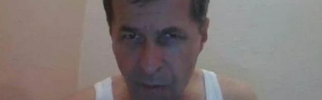 (FOTO) POMOĆNIK MINISTRA U "SILEDŽIJKI" NA SEDNICI! Pojavio se u beloj potkošulji na bretele, a u jednom momentu je i večerao pred kolegama!