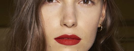 Direktno sa Balmain piste: Vodeći make up trend za 2021 je BEZ ŠMINKE