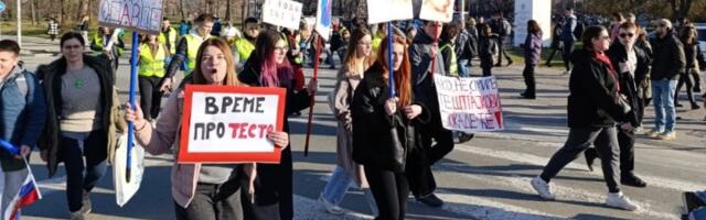 "Vrati se u frižider": Bivši fudbaler Zvezde na protestu u NS (FOTO)