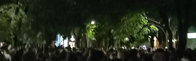 Studenti privedeni pa pušteni u Nišu, protesti i šetnja do SNS-a uz veliki broj pripadnika policije