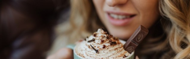 (RECEPT) NAPRAVITE SAMI TOPLU ČOKOLADU KAO IZ KAFIĆA! Ovaj napitak ublažava kašalj, a JEDAN SASTOJAK nikada ne biste mogli da pretpostavite!