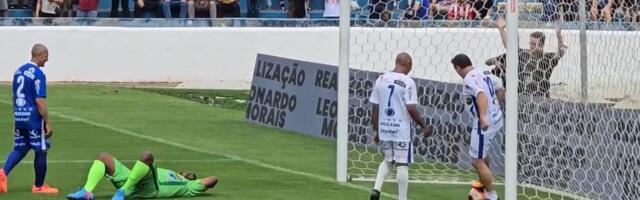 Rambo Petković je klasa i sa 53 godine: Ponizio celu odbranu, ušetao se u mrežu, pa se izvinjavao golmanu