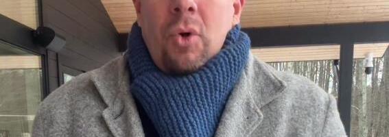 Milioner ušao u market pa krenuo da deli novac kupcima: Zaposleni uradili nešto što nikako nije očekivao "Ovo je sramota"!