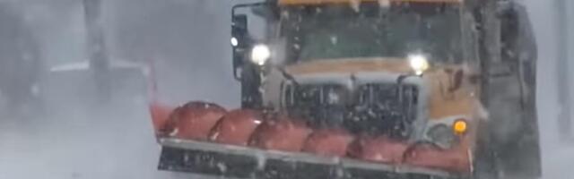 ZIMSKA OLUJA NAPRAVILA OPŠTI HAOS U AMERICI, OTKAZANO 2.000 LETOVA: Sneg i led paralisali ovaj deo države, upozorenjem obuhvaćeno više od 13 MILIONA LJUDI video