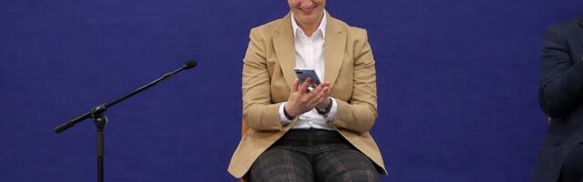 Brnabić: „Vučić mi šalje poruke da gledam u j****i telefon“