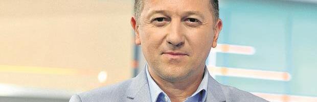 SRĐAN PREDOJEVIĆ PROMENIO PROFESIJU I IMIDŽ: Odelo za čuvenim obeležjem, zalizana kosa, evo kako izgleda (FOTO)