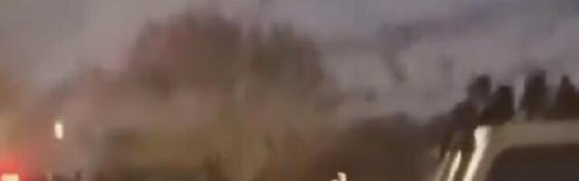 Jeziv prizor iznad ovog grada: Hiljade vrana uzletelo, nebo postalo SKROZ CRNO! (VIDEO)