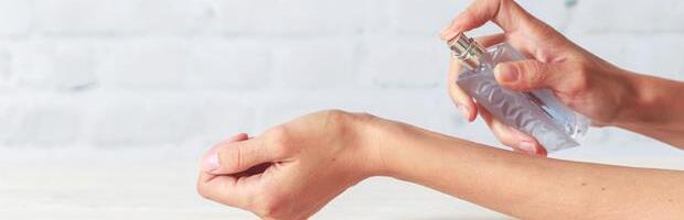 Nanošenje parfema koje garantuje da ćete mirisati ceo dan: Ovo su ekspertski trikovi profesionalnih parfemera