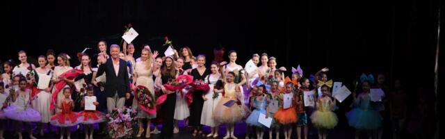 Britanski ambasador uručio diplome učenicima „Royal Academy of Dance“ u Beogradu: Godišnji koncert u Pozorištu na Terazijama oduševio publiku