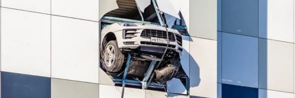 Popularni ruski hokejaš za dlaku izbeogao pad sa garaže