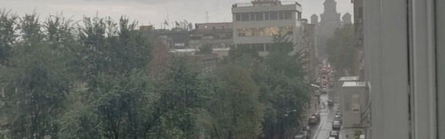Veliki pljusak sa grmljavinom se sručio nad srpskom prestonicom! (FOTO/VIDEO)