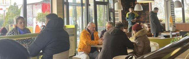 Drekavac blokirao Mek! Dok se ljudi smrzavaju na ulici u Novom Sadu, Milivojević otišao na burger i pomfrit! (FOTO)