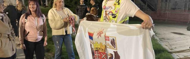 Doček za studente bicikliste na Trgu Radomira Putnika, Igor Jovanović sa građanima ide pešice od Sokolane (VIDEO)