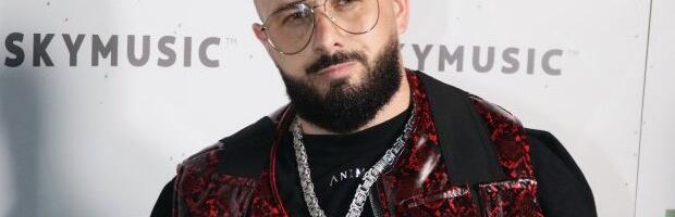 SAJFER PRVI PUT U JAVNOSTI NAKON RANJAVANJA! Došao na nastup sa štakama! (VIDEO)