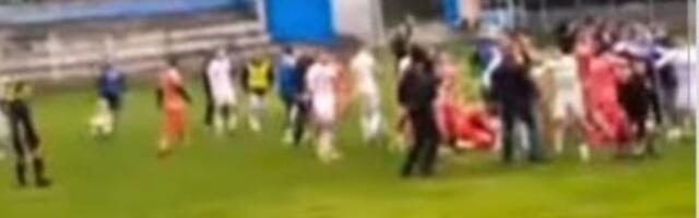 NOVI SKANDAL u srpskom fudbalu: Opšta tuča igrača i navijača, nije se znalo ko koga udara (VIDEO)