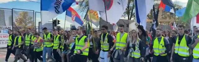 Nakon što su proveli noć u Inđiji, studenti nastavljaju put ka Novom Sadu