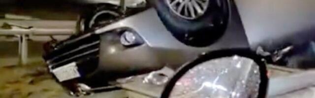 Poginuo mladić (22) u jezivoj nesreći: Vozilo sletelo s puta, udarilo u stablo i prevrnulo se