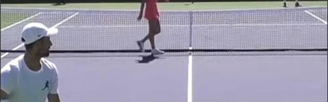 Nole ne može da trenira od Sabalenke: Arina zavodničkim hodom ometala Novaka /VIDEO/
