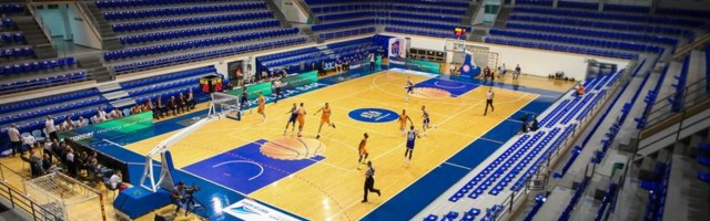 Pomeren početak derbija u Baru, voda iz ventilacije kvasi parket