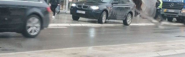 Čitaoci javljaju: Gradjevinske pumpe u centru Leskovca obezbedjuje policija i kome dozvoljavaju da se parkira na trotoaru?