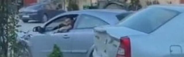 ULETEO U DVORIŠTE, ONDA UNIŠTAVAO AUTOMOBILE, KAPIJU... MA SVE PRED SOBOM! Pojavio se stravičan snimak, morate ga pogledati! (VIDEO)