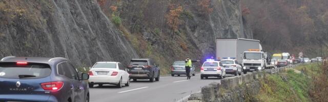 Udes dva automobila u Ovčarsko-kablarskoj klisuri