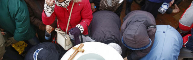 VODA PUNA RĐE POSTALA BISTRA NAKON MOLITVE, SVI ZANEMELI PRED BOŽJOM SILOM: Svedočanstvo sveštenika Davida o čudu u pravoslavnom manastiru