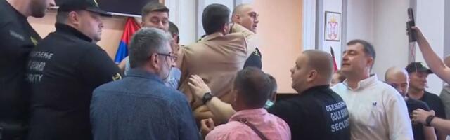 Napeto u Skupštini Zaječara, privatno obezbeđenje sprečava opoziciju da govori (VIDEO)