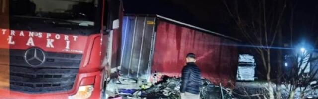 Jeziva scena kod Kruševca: Automobil pod prikolicom šlepera potpuno smrskan posle teške nesreće