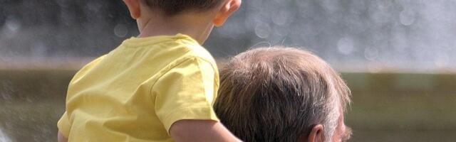 Pojedini gradovi u Hrvatskoj plaćaju bake i deke za čuvanje unuka