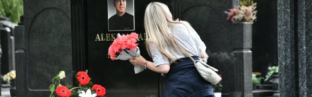 (Foto) Suzana Jovanović je prošli rođendan Saše Popovića obeležila na groblju: Donela je tortu, cveće  i suzu