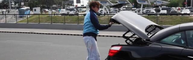 BREGA STIGAO U SRBIJU, PA POŽURIO KA BESNOJ MAŠINI: U kolima ga sačekala atraktivna brineta, odvezli se u nepoznatom pravcu (VIDEO)