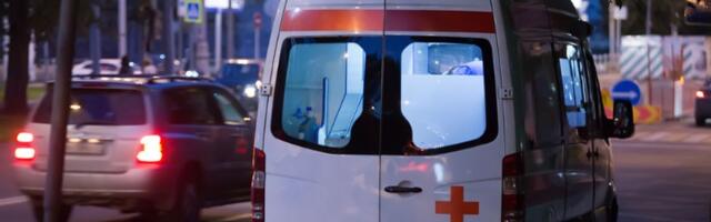 Na okretnici autobusa auto udario ženu i devojčicu, obe teško povređene